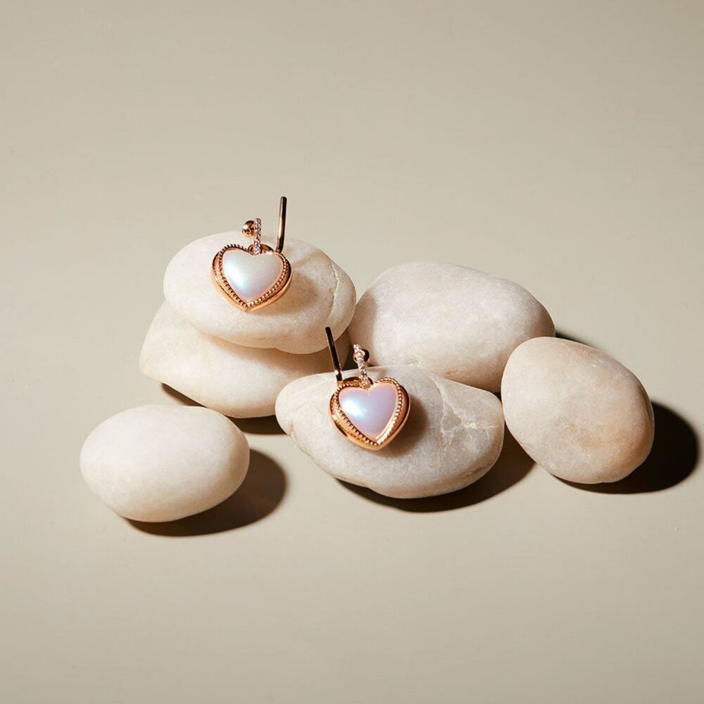 Oden's Eye - Rock Legend: Heart Shaped Pearl Stud Earrings